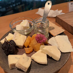 CAFE FLIGHT LOUNGE - チーズとハニーの盛り合わせです