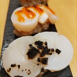 Sushi Sake Sakana Sugitama - 炙り帆立 トリュフのせ側から