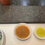 とんかつ マンジェ - トリュフ塩とオリジナルソース、オリーブオイル