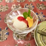 リトルスパイス - アイス。今日は柿を添えて。