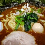 横浜家系ラーメン 魂心家 - 黒胡麻味噌らーめん+のり　アップ