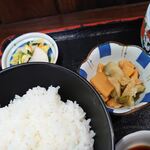 味処花しょく - 小鉢も付きます