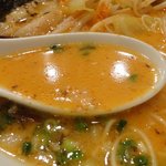 ちゃが商店 - まろやかな味噌にとんこつベースのスープ。野菜の旨味も混ざっています。