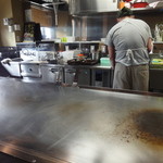 Okonomiyakimidorian - 厨房の様子。綺麗に手入れされた鉄板です。