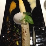 カイノヤ - フランスランド産露地物白アスパラガス　卵黄のコンフィソース　松の実とパルミジャーノのマヨネーズ　トリュフの泡