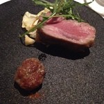 カイノヤ - ドライエイジング+ウェットエイジング北海道ボーヤファーム産子羊のアイアンステーキとハダカのサルスィッチャ
      低温で蒸したキャベツと二代目から受け継いだジンギスカンソース