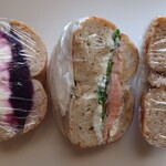 BAGEL CAFE 88 - 左から紫芋クリチ、スモークサーモン、ラムレーズン全てハーフサイズ