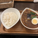 スープカレー屋 鴻 神田駿河台店 - 黒のビーフカレーで肉200グラム1600円