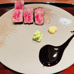 鉄板焼き いわ倉 - 【強肴】近江牛サーロイン、安曇野ワサビ、　
      　　　　レモン塩麹、カシス、ワイン、醤油のソース
