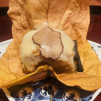 鉄板焼き いわ倉 - 【凌ぎ】近江牛そぼろ、トリュフ、
                    　　　　ラクレットチーズの赤飯、柿の葉蒸し