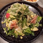 薬膳ハリハリ鍋ごんじゅ - りんごと春菊のサラダ