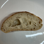 ラトリエ ドゥ プレジール - オリーブのパン。しっとりでオリーブが滴るようなパンだった。もっと買えば良かった。