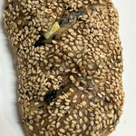 ラトリエ ドゥ プレジール - プレジールさんの中ではふつうのパン。今日のアドリブさつまいもと黒豆の胡麻パン580円。