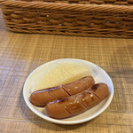 ホットケーキ つるばみ舎 - ポークソーセージ。切れ目に愛を感じる。添えられたフルーツが洋梨でびっくりした！