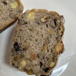 ラトリエ ドゥ プレジール - もちもちの和菓子パン。季節のオススメ栗蒸しパンが590円、栗入りです。
