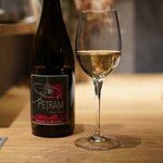 焼肉一七三 - グラスの白ワイン