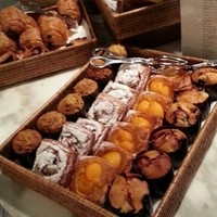 フレンチ キッチン - 行儀よく並ぶパンたち