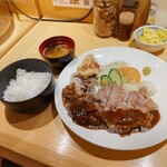 Grill & Kitchen かぼちゃの馬車 - 日替わり定食（特選ポークステーキと唐揚げの盛り合わせ）