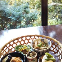 茶房 空花 - 篭盛り。可愛い！紹興酒のスペアリブがめちゃウマ。ご飯に合う！蓮根餅も美味しかったの。きのこ餡はあっさりめ(*^^*)