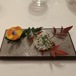 ラ・トゥーエル - ❷アミューズ
      ・シラスのタルト、カボス、クリーム
      ・サーモンのリエット、キャベツ