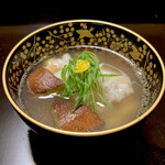 よし町 - 蓮根蒸し つくば鵡 福王椎茸 木耳 九条葱
      
      椎茸が分厚い！さすが献上品！
      鶏肉自体の肉の味が強くてうめえ！
      好きムキムキした感じのお肉！
      それ包む蓮根のヤツがモチモチしてて超美味しい。