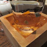 囲炉裏 温石 - 日本酒です　こぼれそうです