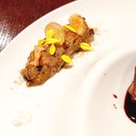 ラ・プリマ・ヴォルタ  - お肉の付け合せは菊芋のペーストに椎茸・いぶりがっこなど入ったちょっと珍しいものです。お肉と一緒に食べてもよく合いますよ～