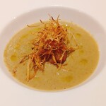 ラ・プリマ・ヴォルタ  - 真ん中につくね芋のモッチモチのお団子が入ってます。牛蒡の旨味が詰ったスープに、香りの強いカリカリ牛蒡がよく合います☆