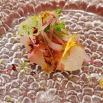 ラ・プリマ・ヴォルタ  - もっちりとしたクエの食感にシャキシャキの薬味野菜☆食感の違いがいい！やさいし酸味の土佐酢と鰹だしのきいたジュレに軽やかな仏手柑のアクセントがクエとよく合います。