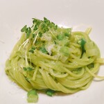 ラ・プリマ・ヴォルタ  - 緑色は蕪と大根の葉の色です☆パルミジャーノチーズとガーリックは控えめであっさりとした味わい！でも満足感のある味でした！お腹いっぱいでも食べられましたよ^_^