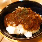 鶏焼肉 ボトルバード - カレーイモ？なんやっけ…(｡>﹏<｡)