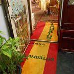 アランダルース - 入口のマットはスペイン国旗色