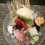 旬 あじさい - 刺し盛りは大間のマグロ、炙りホタテ、イカ、タコ、サバ、ムツ握りの6種