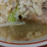 ラーメン二郎 - この下は褐色のスープです