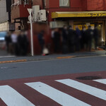 ラーメン二郎 - お店を見ながら一服