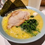 190358055 - 醤油豚骨ラーメン　スープはクリーミーな淡黄の色です