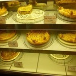 カフェ・ド・アミィ - ショーケースのパイ（増税前撮影）