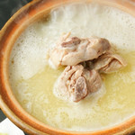 立川 鳥福 - 白濁するまで丁寧にとった鶏ガラスープの水炊き鍋。濃厚だけど癖のない食べやすさ。