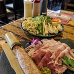 沖縄料理 丸沖商店 - １人前！！(゜ロ゜ノ)ノ食べきれるかぁ～？
