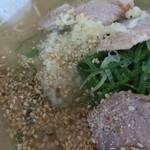 江ちゃんラーメン - ニンニクは2個クラッシュ♪