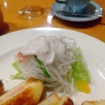 旭川珈琲 カフェ・ドゥ・コリンズ - サラダにナッツドレッシングかけてみた