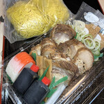 中華そば大石家 - メンマ　•  かまぼこ　• 長ネギもたっぷり