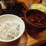 Bodaiju - 普通のライスとしそご飯が選べます。そのほかに、赤出汁、サラダも、すべておかわり可