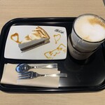 マクドナルド - マシュマロクリームタルト…単品注文価格税込450円　と　カフェラテ（ホット・Mサイズ）…単品注文価格税込290円