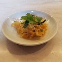 CINA New Modern Chinese - 細切りクラゲとパクチーの和え物、紹興酒と葱油でマリネ