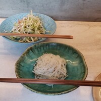 CINA New Modern Chinese - 上：☆セロリと紅芯大根と豆腐の麺のサラダ 下：☆鶏皮のビーフン　トリュフオイル仕立て