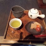 Nishimuraya Waraku - デザートのブドウ、柿、栗の渋皮煮の羊羹。お茶は抹茶入りかりがね茶