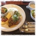 カフェ・カプリ - お初ですm(__)m ランチ1500円の額に正直「え〜っ⁉(o_o)」でも後からデザートとコーヒーがポットにおかわり入りで出てきて、まぁまぁまぁ…お腹いっぱいになりました^_^