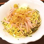 浅田屋 - ランチは冷やし中華。
            野菜たっぷりボリューミー！