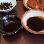 名代とんかつ一休 - 右が味噌で左がソース